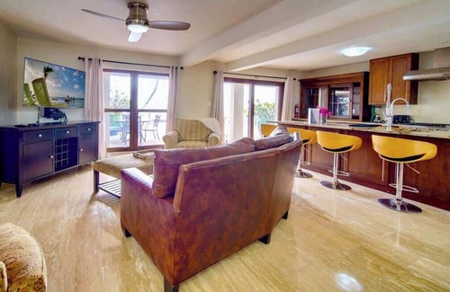 Northwest Point Eigentumswohnung | Seven Mile View#2 - 2 BR Oceanfront Condo & Pool