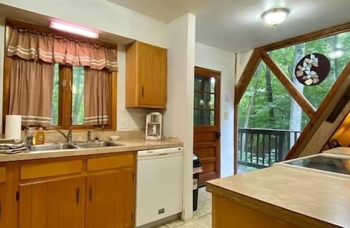 Berkeley Springs Kabine | Come stay and play at our cozy Coolfont Mountainside A-frame cabin