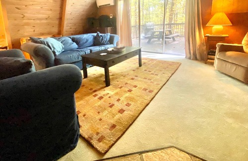 Berkeley Springs Kabine | Come stay and play at our cozy Coolfont Mountainside A-frame cabin