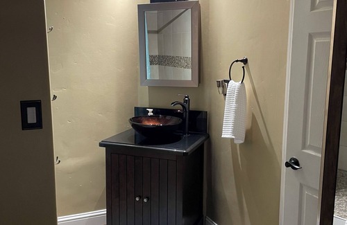 Chicago Park Haus | Shady Knoll getaway. A peaceful escape in the mountains.