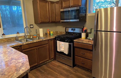 Chicago Park Haus | Shady Knoll getaway. A peaceful escape in the mountains.