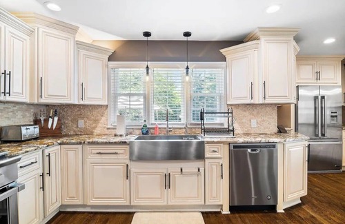 Beachwood Haus | Shaker Prestige - 4,000 sq ft - Calm and Quiet