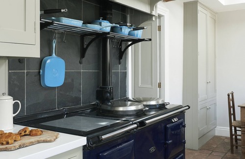 Ningwood Haus | Shalfleet Manor C16th - Pool, Tennis Court & 60 Acres