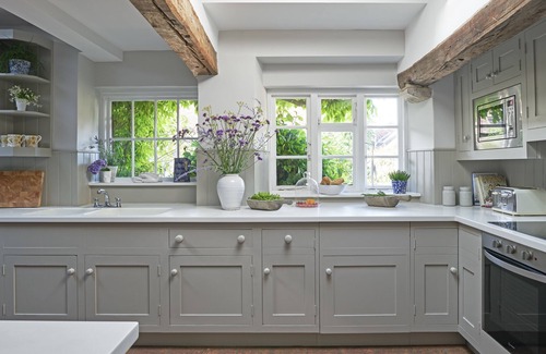 Ningwood Haus | Shalfleet Manor C16th - Pool, Tennis Court & 60 Acres