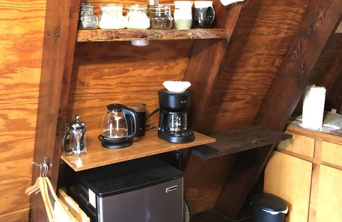 Muscadine Kabine | SHEKHINA A tiny house in the woods. 40 acres. Total privacy. Weekend retreat.