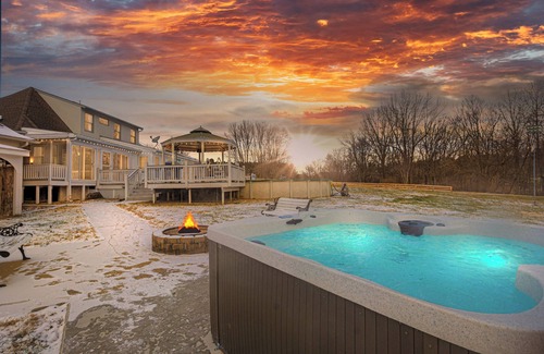 Shelbyville Haus | Shelby Stop on Bourbon Trail- w/Pool & HOT TUB*