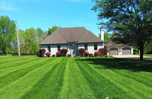 Shelbyville Haus | Shelby Stop on Bourbon Trail- w/Pool & HOT TUB*