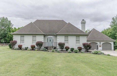 Shelbyville Haus | Shelby Stop on Bourbon Trail- w/Pool & HOT TUB*