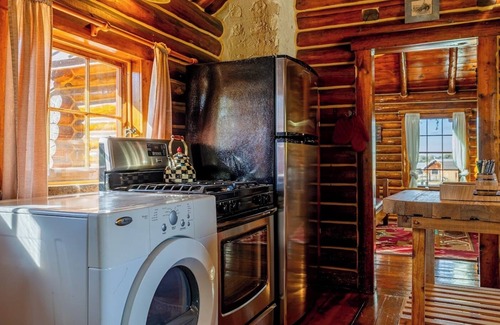 Shell Kabine | Shell Town Cabin- Log cabin located at the base of the Big Horn Mountains, gas fireplace