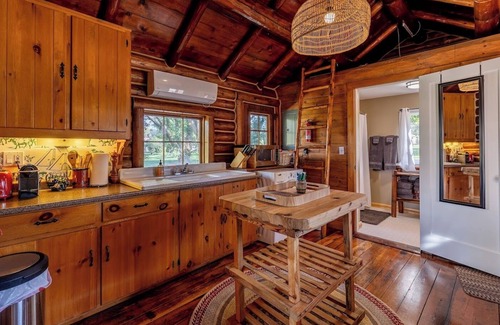 Shell Kabine | Shell Town Cabin- Log cabin located at the base of the Big Horn Mountains, gas fireplace