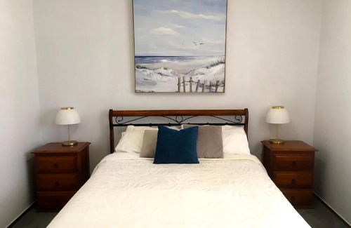 Shellharbour Haus | SHELLHARBOUR BEACH COTTAGE - Stroll to Beach flags - Back gate straight to Beach, Front gate walk to new Marina