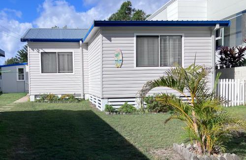 Shellharbour Haus | SHELLHARBOUR BEACH COTTAGE - Stroll to Beach flags - Back gate straight to Beach, Front gate walk to new Marina