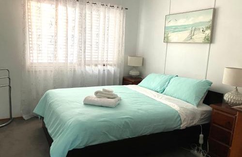 Shellharbour Haus | SHELLHARBOUR BEACH COTTAGE - Stroll to Beach flags - Back gate straight to Beach, Front gate walk to new Marina