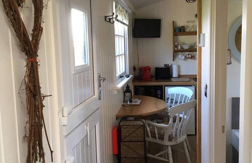 South Gorley Hütte | HÜTTE DES HIRTEN (DELUXE). Schönes 1 Schlafzimmer, mit Patio, ideal für Paare.