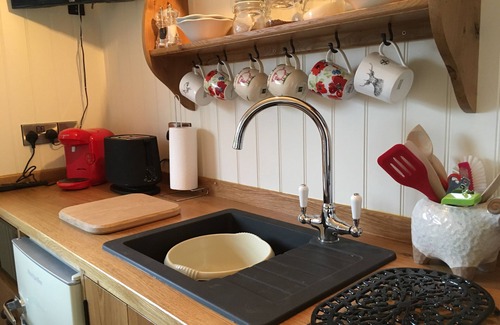 South Gorley Hütte | HÜTTE DES HIRTEN (DELUXE). Schönes 1 Schlafzimmer, mit Patio, ideal für Paare.