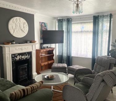 Chadwell Wohnung | Shepherds House - Spacious 4 bedroom