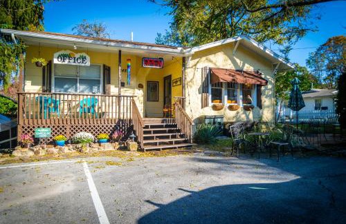 Eureka Springs Hotel | Sherwood Court Cottages & Guest Rooms