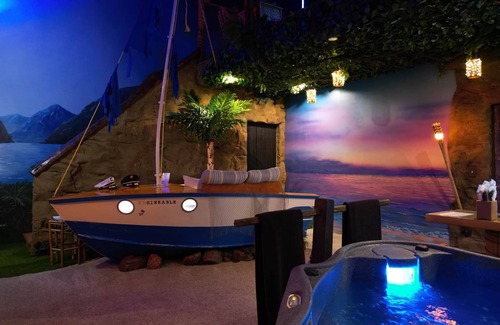 Villa Rica Kabine | Shipwrecked-VERY COOL couple's ATL area theme suite!