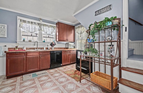 Birdsnest Haus | Shore Refections - historic charm just minutes from the beach!