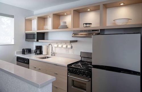 Falls Church Hotel | Short Drive to Washington Monument! Two Relaxing 2BR Suites, Pet-friendly!