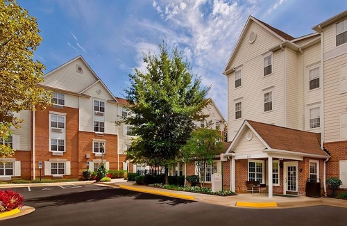 Falls Church Hotel | Short Drive to Washington Monument! Two Relaxing 2BR Suites, Pet-friendly!