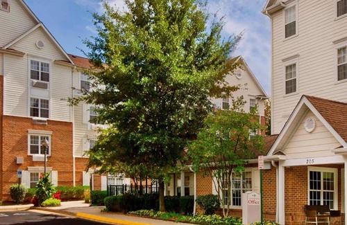 Falls Church Hotel | Short Drive to Washington Monument! Two Relaxing 2BR Suites, Pet-friendly!