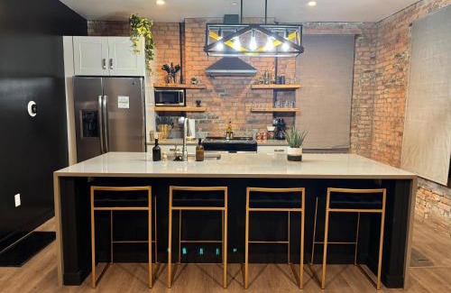 Italian Village Haus | Short North Convention King Bed Free Parking!