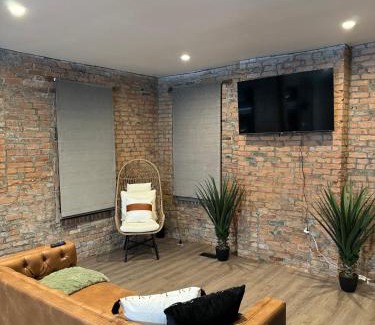 Italian Village Haus | Short North Convention King Bed Free Parking!