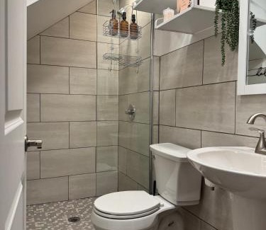 Italian Village Haus | Short North Convention King Bed Free Parking!