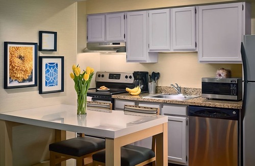 Middleburg Heights Hotel | Short Walk from Lake Abram Marsh! W/ Private Kitchen, FREE Parking, Pet-friendly