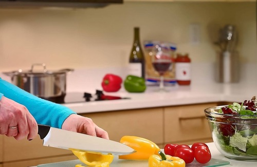 Middleburg Heights Hotel | Short Walk from Lake Abram Marsh! W/ Private Kitchen, FREE Parking, Pet-friendly