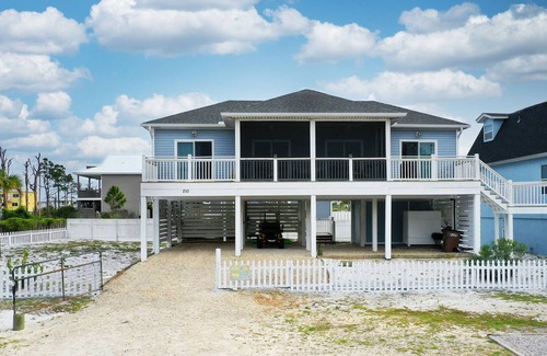 Port St. Joe Haus | Short walk to the Beach and Bay, Golf Cart, Pet Friendly and Fully Fenced yard