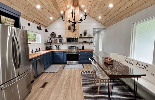 Cookson Kabine | SHORT WALK TO WATER & NESTLED IN THE TREES THIS BEAUTIFUL CABIN HAS LAKE VIEWS