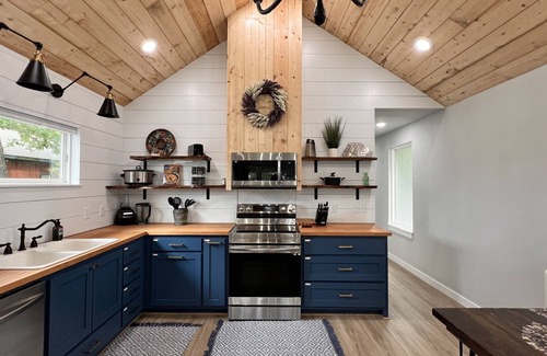 Cookson Kabine | SHORT WALK TO WATER & NESTLED IN THE TREES THIS BEAUTIFUL CABIN HAS LAKE VIEWS