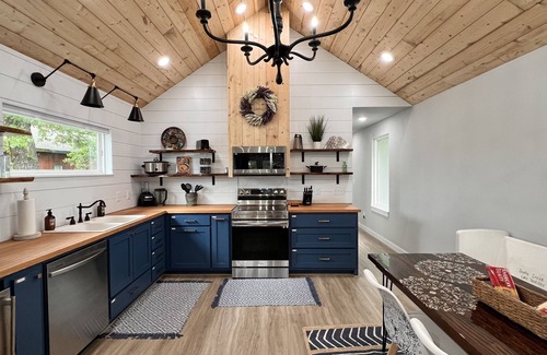 Cookson Kabine | SHORT WALK TO WATER & NESTLED IN THE TREES THIS BEAUTIFUL CABIN HAS LAKE VIEWS