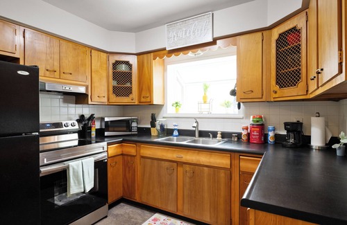 Muncie Haus | Side B Private Entry Sleeps 6 Kayaks Firepit River Access