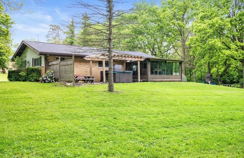 Muncie Haus | Side B Private Entry Sleeps 6 Kayaks Firepit River Access