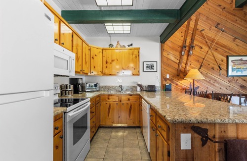 June Lake Haus | Sierra Suns 9, a townhome steps from the marina