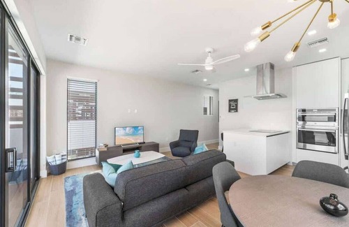 Old Man Bay Eigentumswohnung | Silver Reef #4 - 2 BR LUXE Oceanfront & Pool