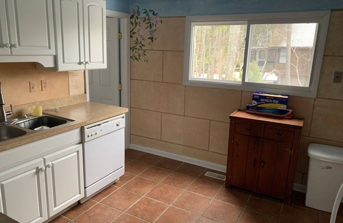 Piney Island Haus | Silver Thatch -4BR home , enclosed sun porch. Close to the beach. NO LINENS