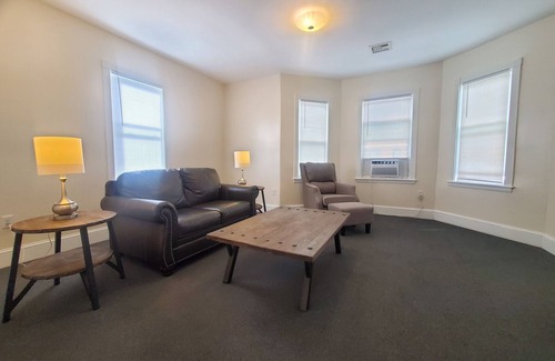 Hartford Wohnung | Simple and Relaxing Top Floor 3-Bedroom Urban Apartment Suite