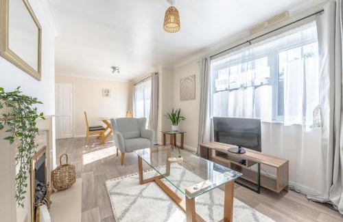 Newcastle-Under-Lyme Wohnung | Simple Comforts - 2BR Flat with Free Parking in Newcastle-under-Lyme