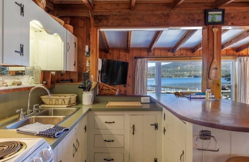 Hall Quarry Hütte | Eine urige Hütte am Rande des Wassers