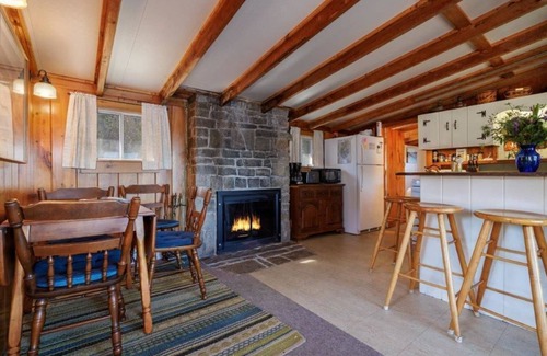 Hall Quarry Hütte | Eine urige Hütte am Rande des Wassers