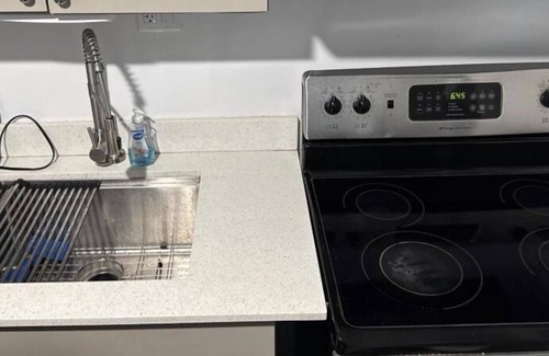 Croissant Park Wohnung | Simple Studio w own entrance