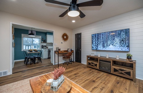 Cleveland Haus | Single level, close to airport, WiFi, pet friendly