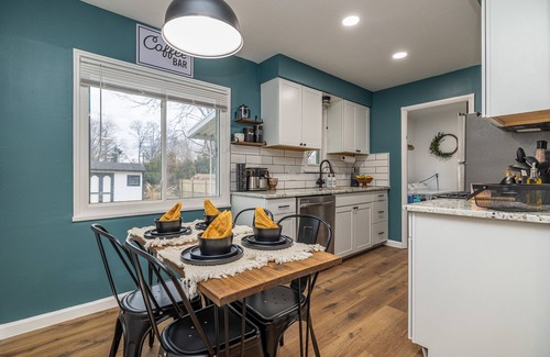 Cleveland Haus | Single level, close to airport, WiFi, pet friendly