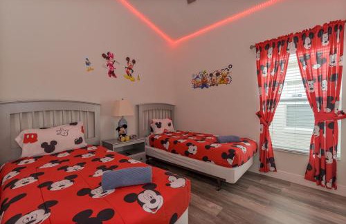 Four Corners Haus | Single-Level Home w Heated Pool & 9MI to Disney