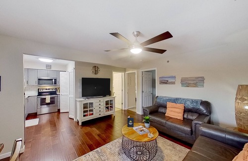 Lakeland Eigentumswohnung | Single-level lake-view condo with dock, outdoor pool, washer/dryer, & central AC