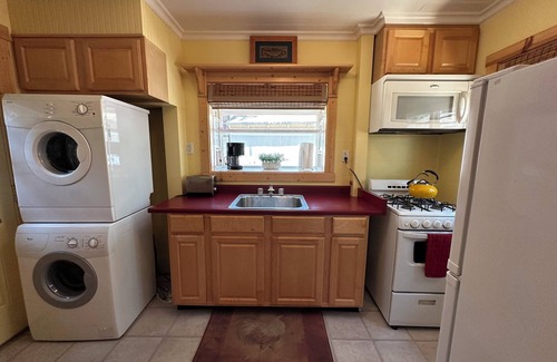 Al Tahoe Kabine | Single story cabin with fast WiFi in flat convenient historic neighborhood.